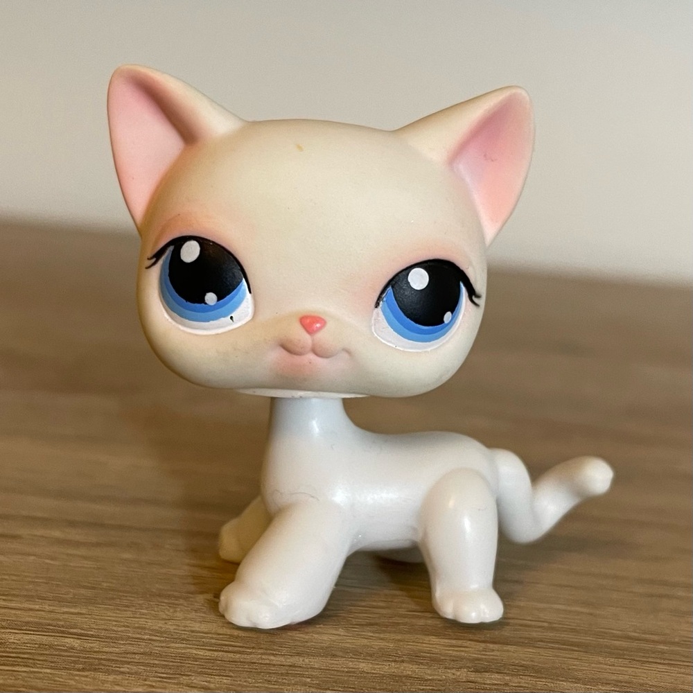Littlest Pet Shop White Short Haired Cat #64